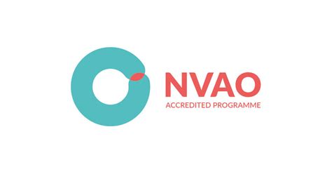 Een dike turquoise letter O met op 2 uur een rode stip, met rechts ernaast de hoofdletters NVAO en daaronder Accredited Programme. Klik om de link te volgen website van de NVAO